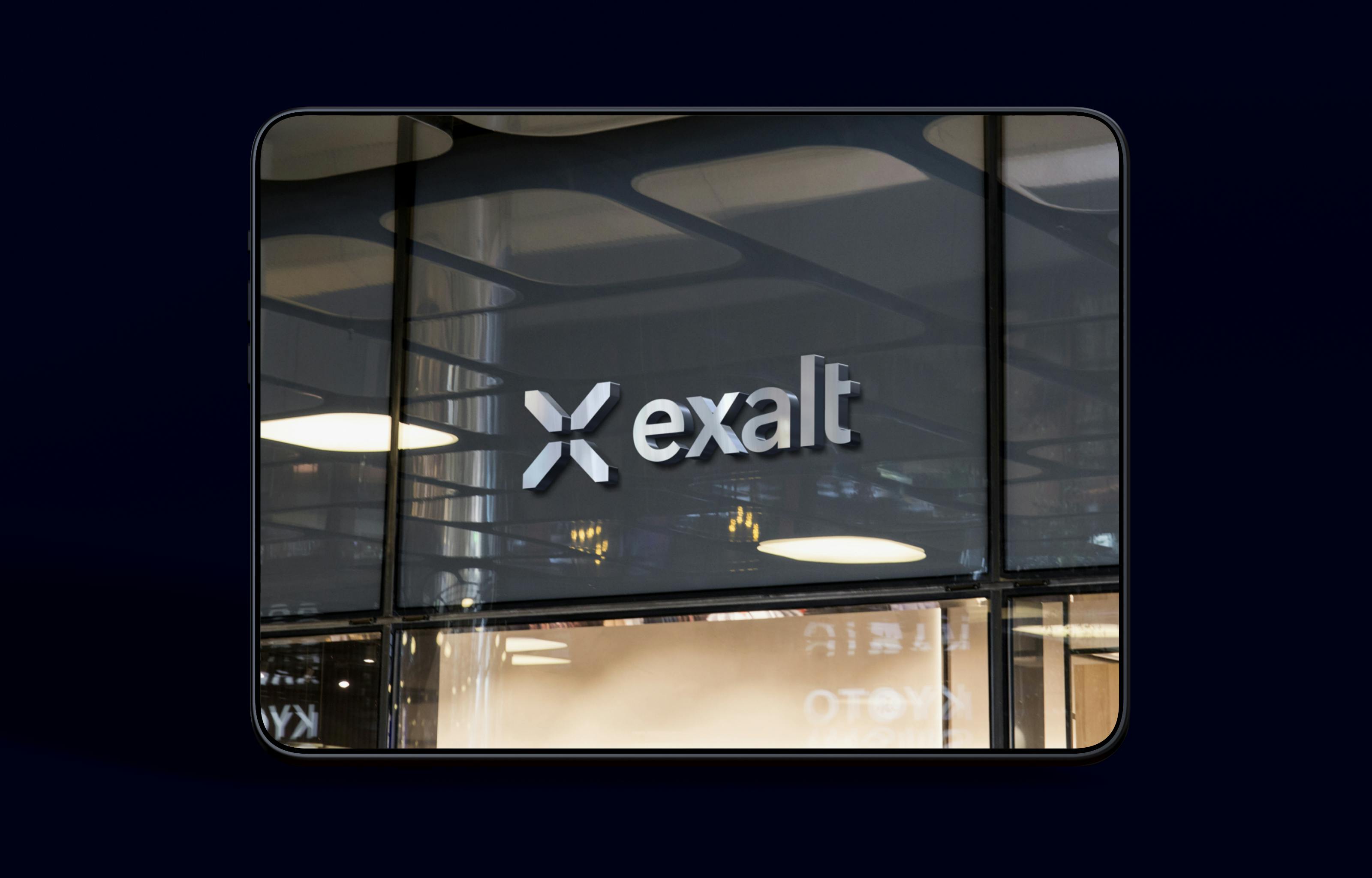 Mockup av en tablet med Exalts varumärke på skärmen
