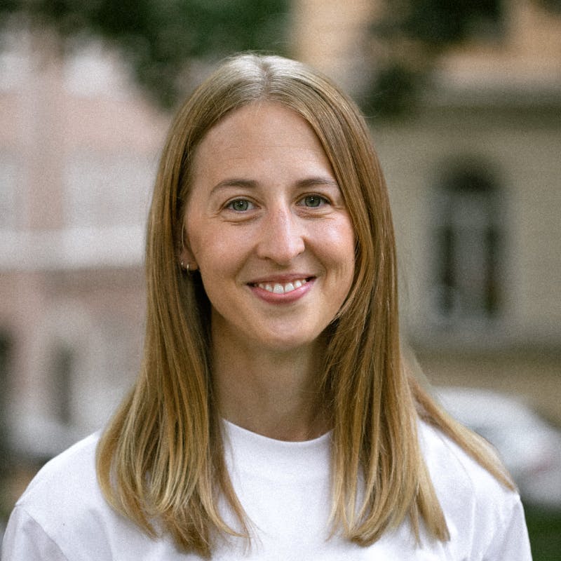 A picture of Anna, she has shoulder long hair and smiles