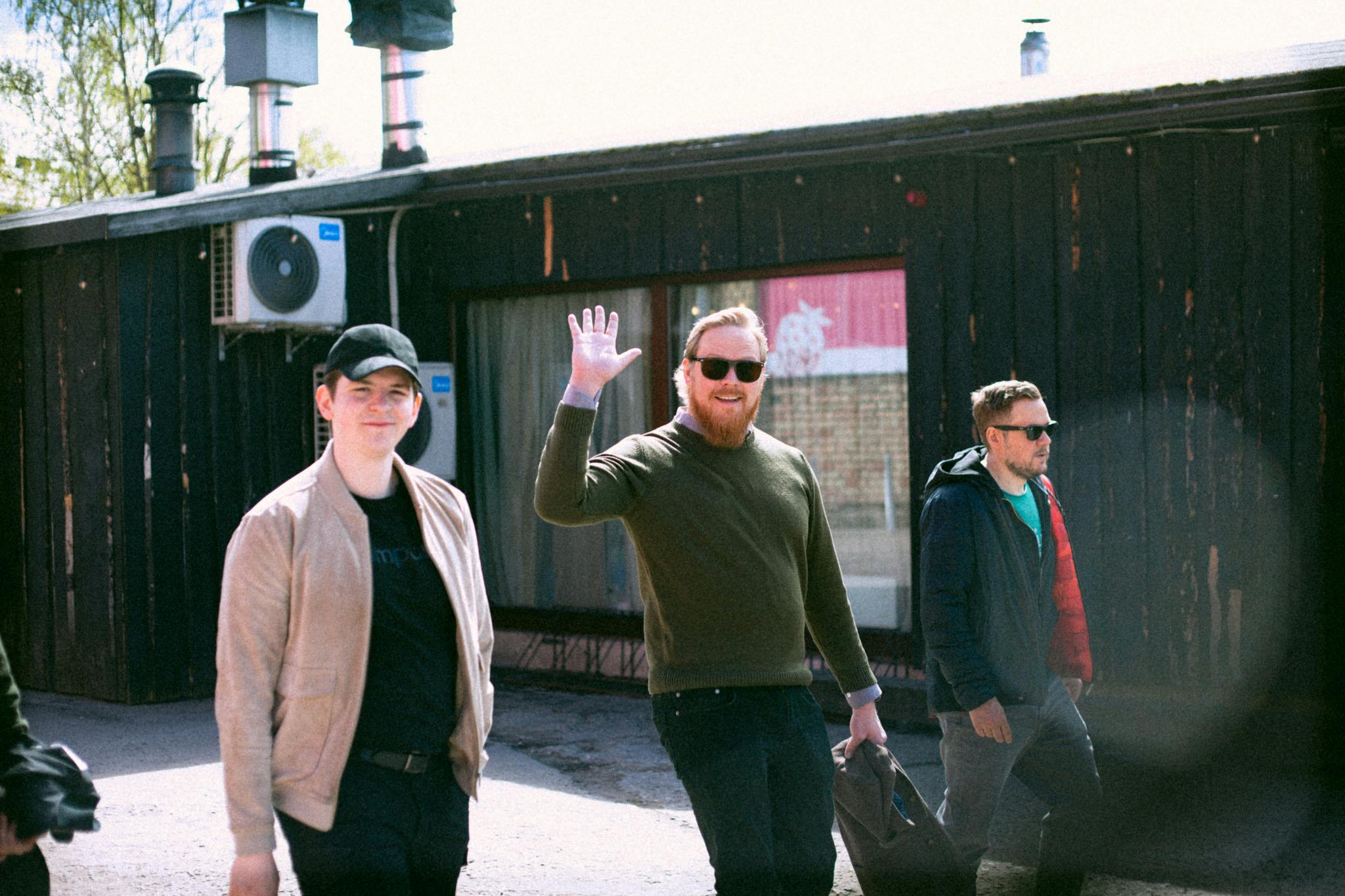 Filip, Erik och Tobias ute och går i Riga