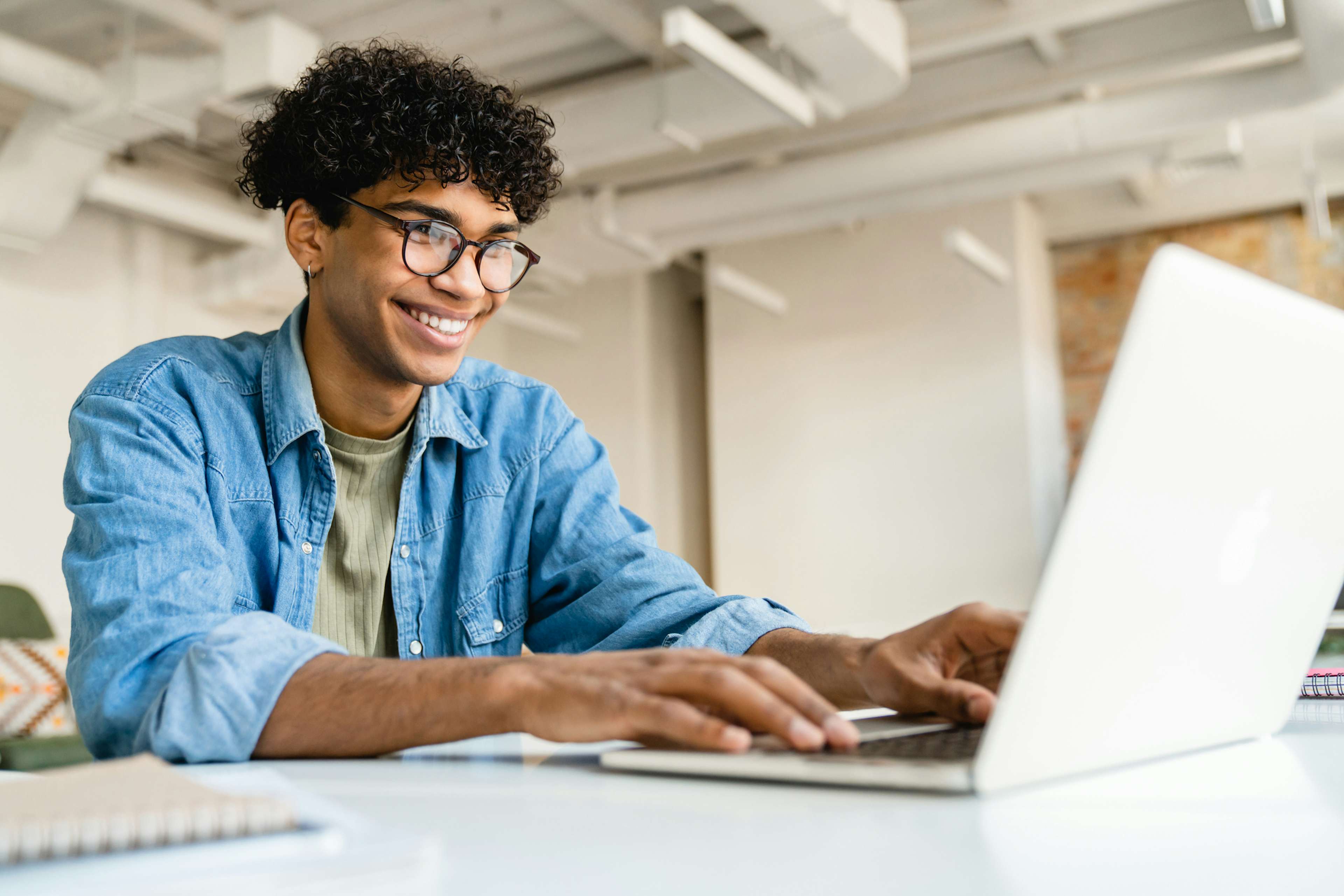 Student applying to Northwestern's pre-college online psychology course