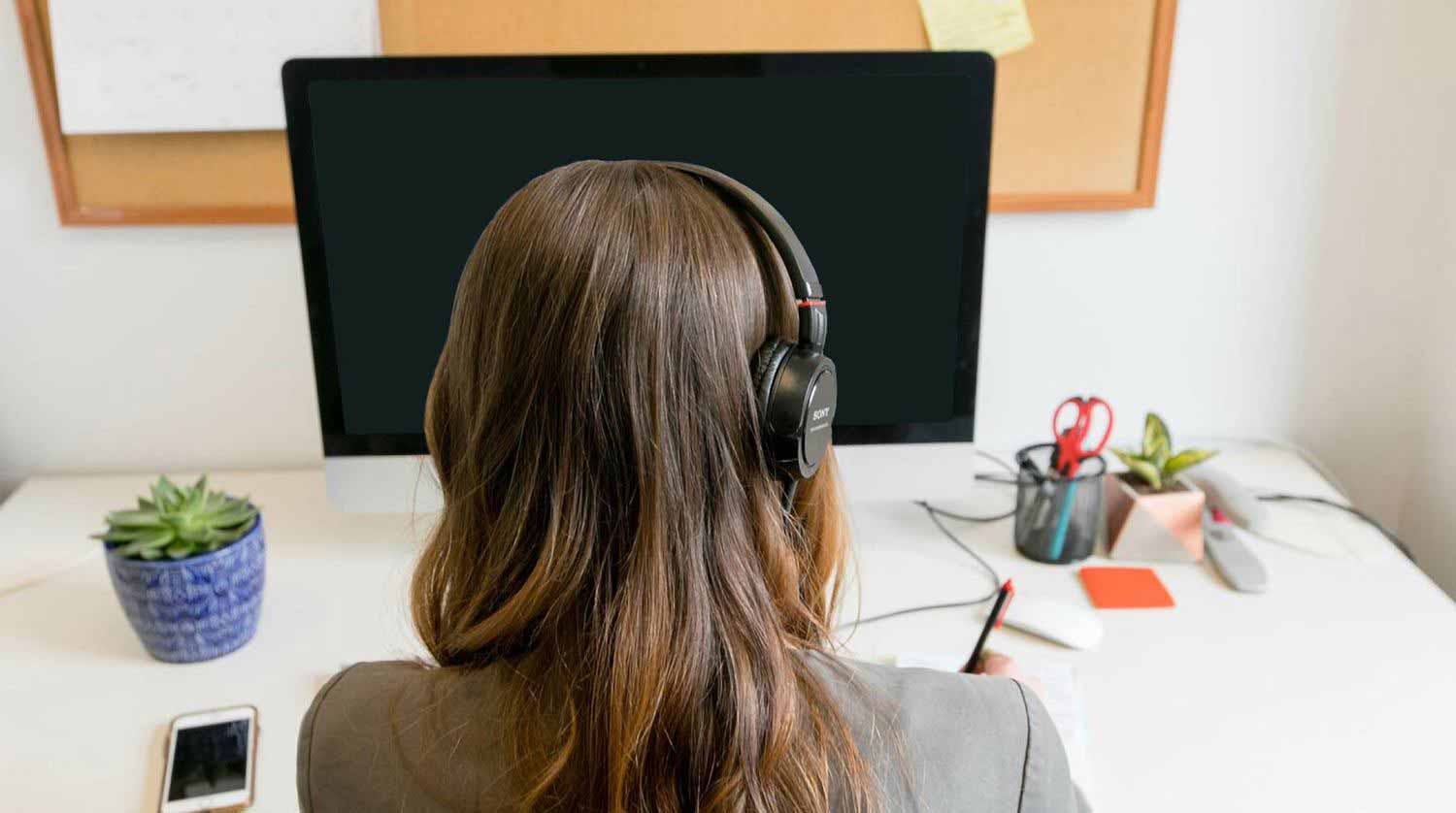 Student at a computer getting ready to take the Parsons Paris Business of Fashion course