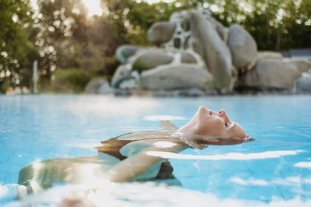 Frau entspannt im Wasser