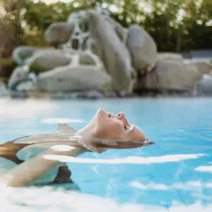 Frau entspannt im Wasser