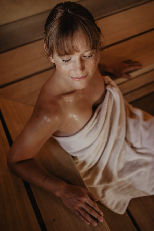 Frau in Sauna am entspannen