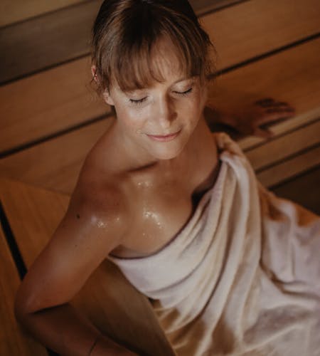 Frau in Sauna am entspannen