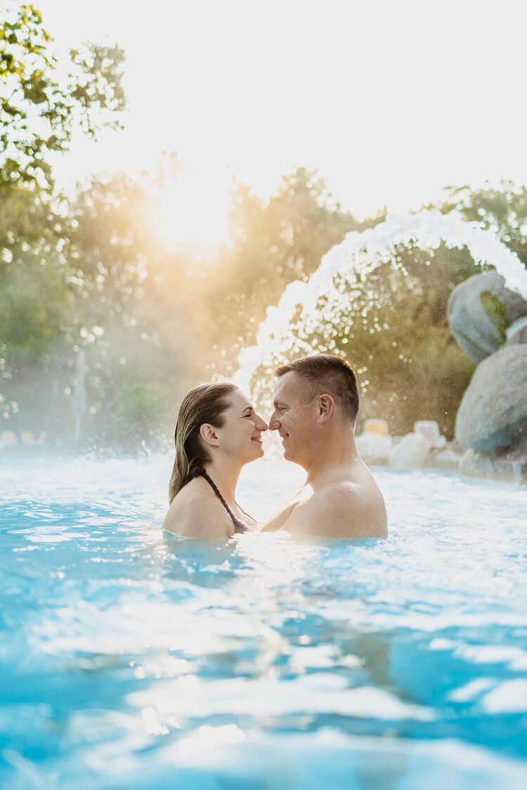 Paar im Außenbecken