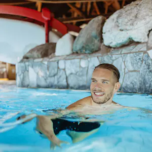 Mann im Innenbecken