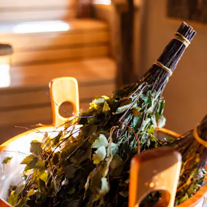 Eimer in dem Birkenreisig liegt