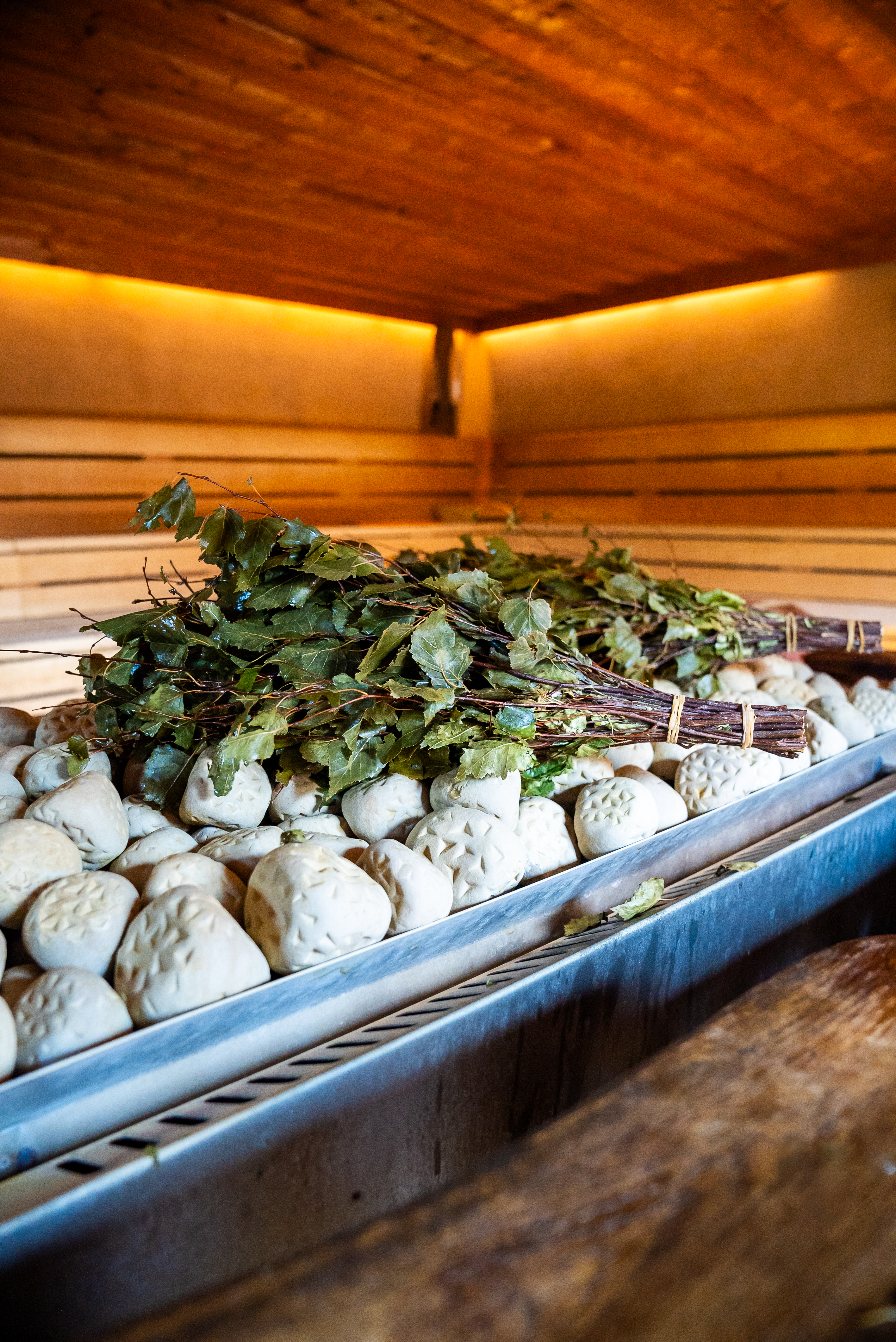 Saunaofen auf dem Birkenreisig liegt