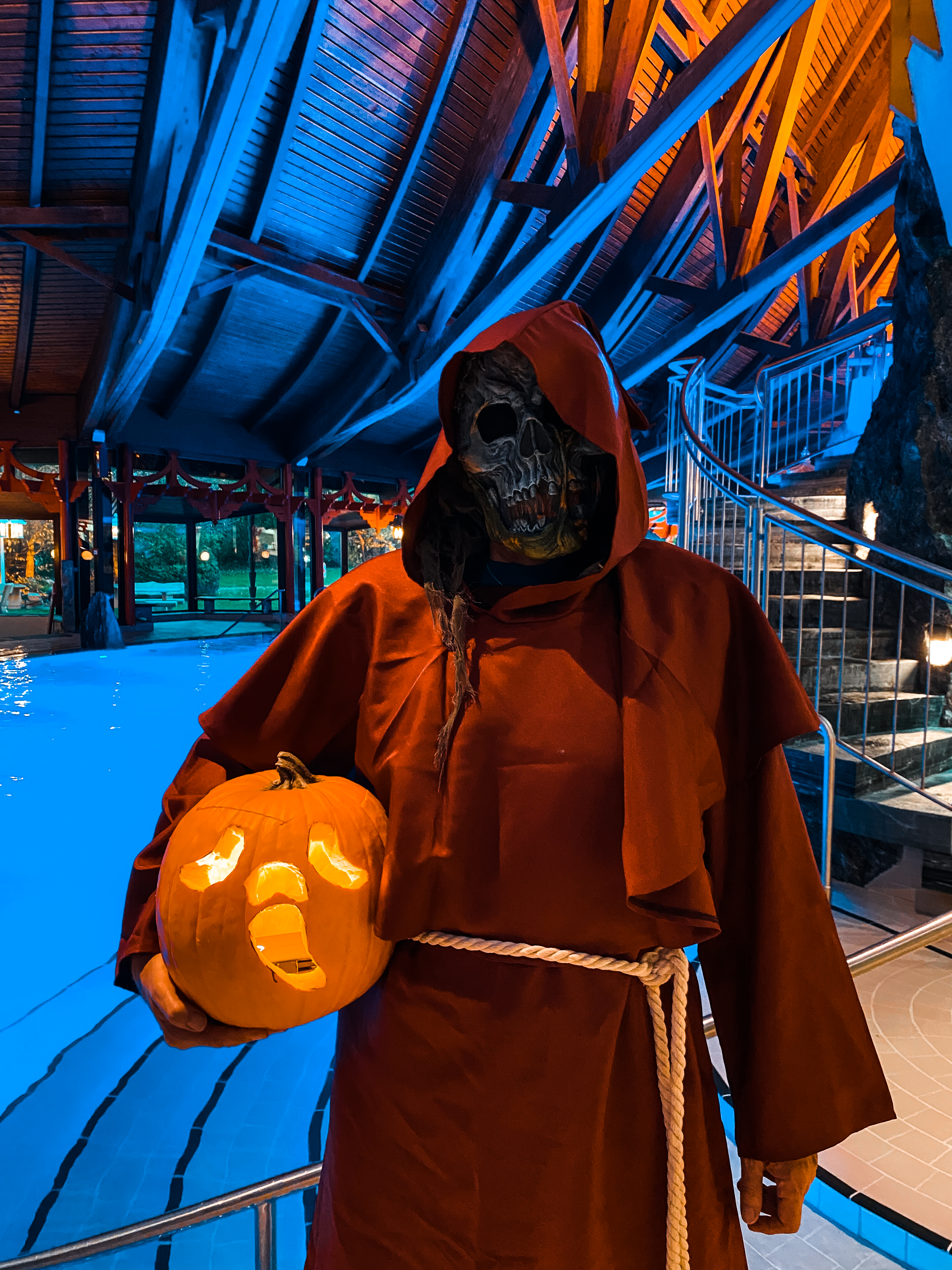 Halloween Mann mit Kürbis in der Hand