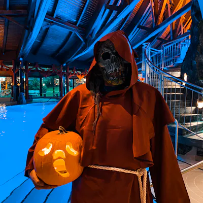 Halloween Mann mit Kürbis in der Hand Halloween Mann mit Kürbis in der Hand