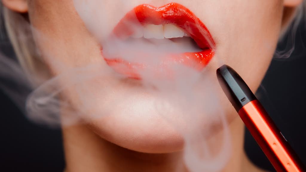 Rote Lippen mit Vaporizer
