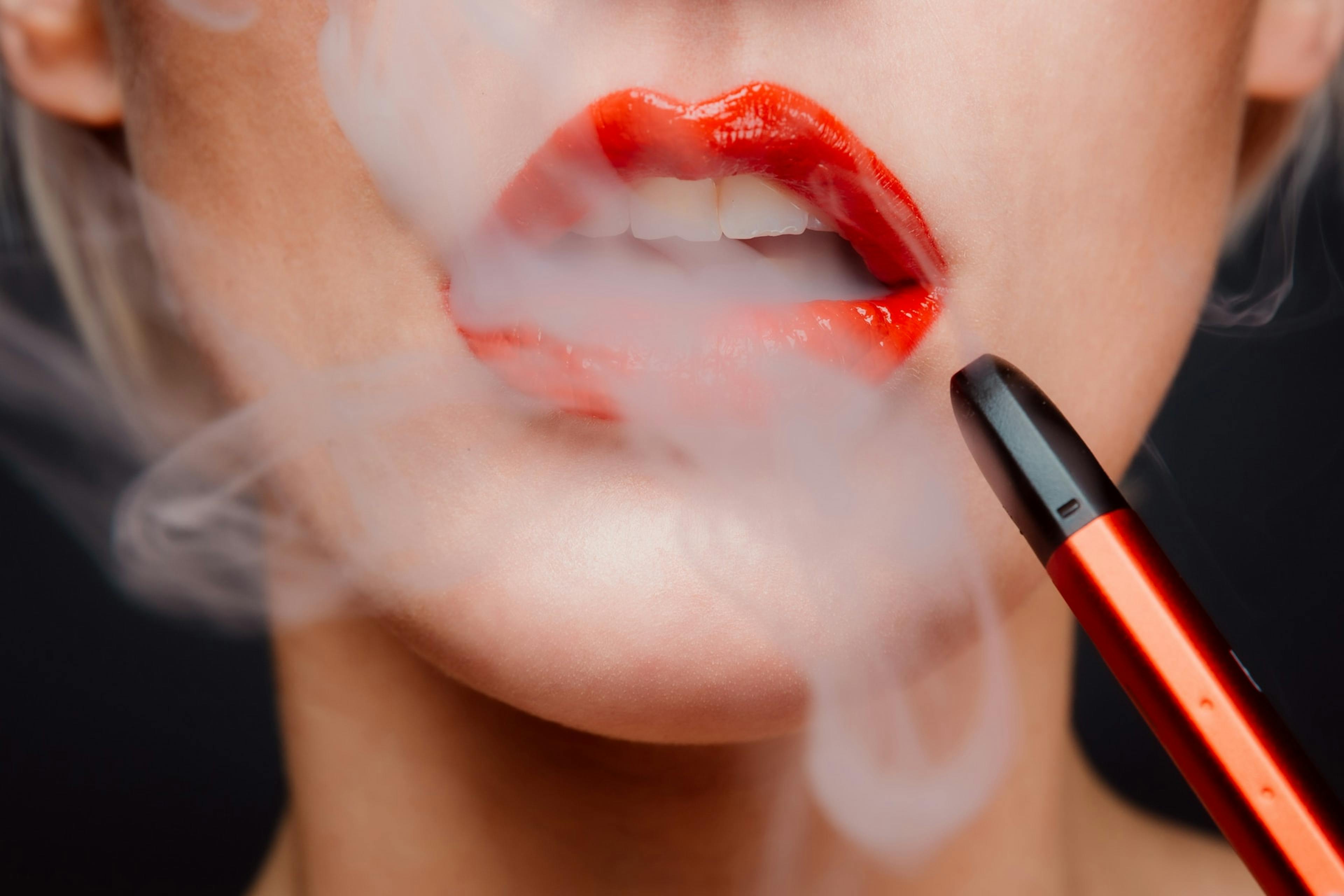 Rote Lippen mit Vaporizer