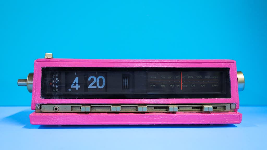 Radio Uhr zeigt 4:20 an