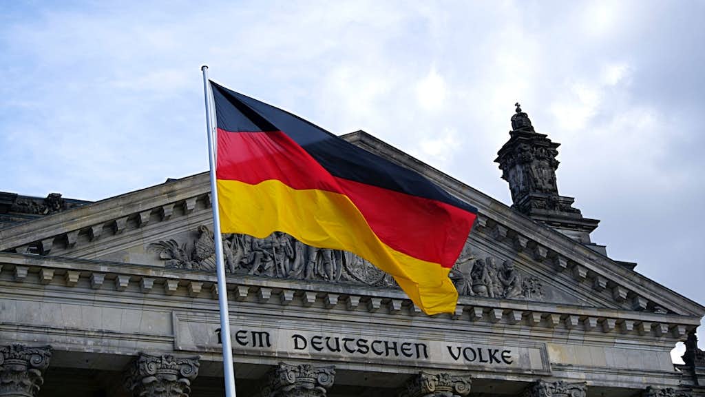 Deutsche Flagge vor dem Bundestag in Berlin