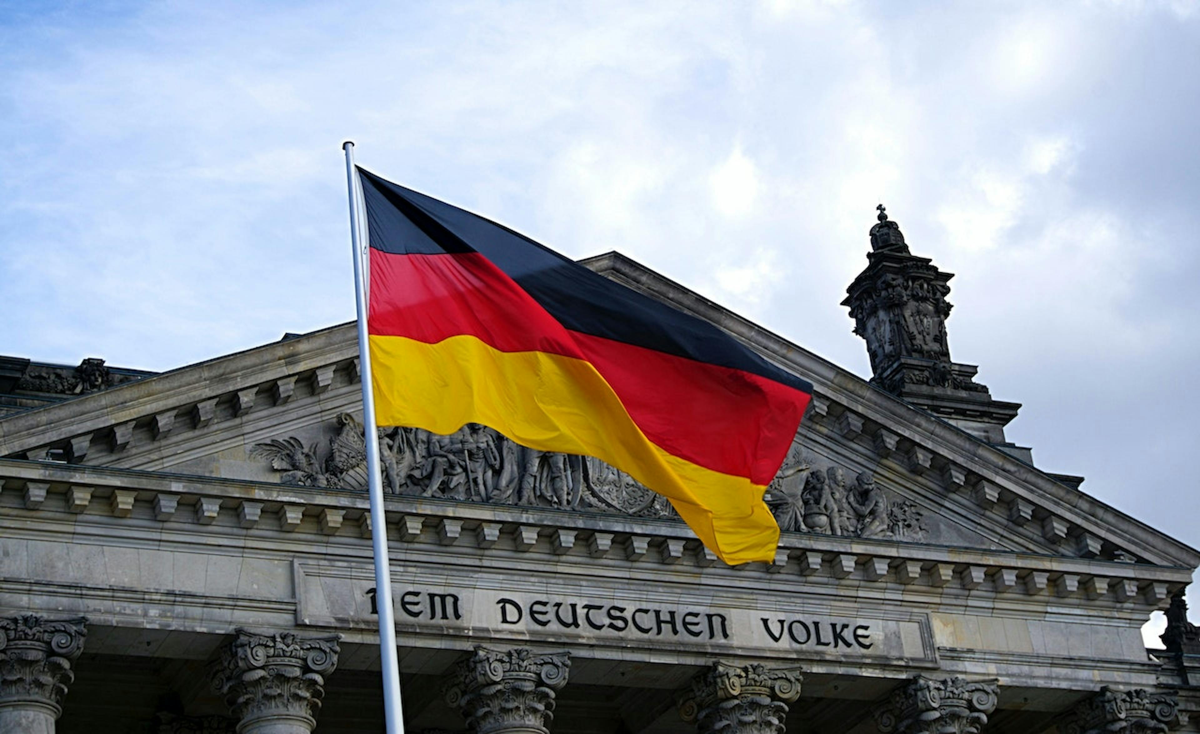 Deutsche Flagge vor dem Bundestag in Berlin