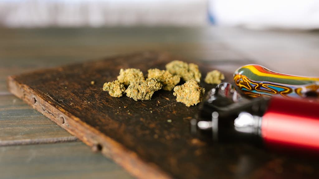 Cannabis Blüten auf einem Brett.