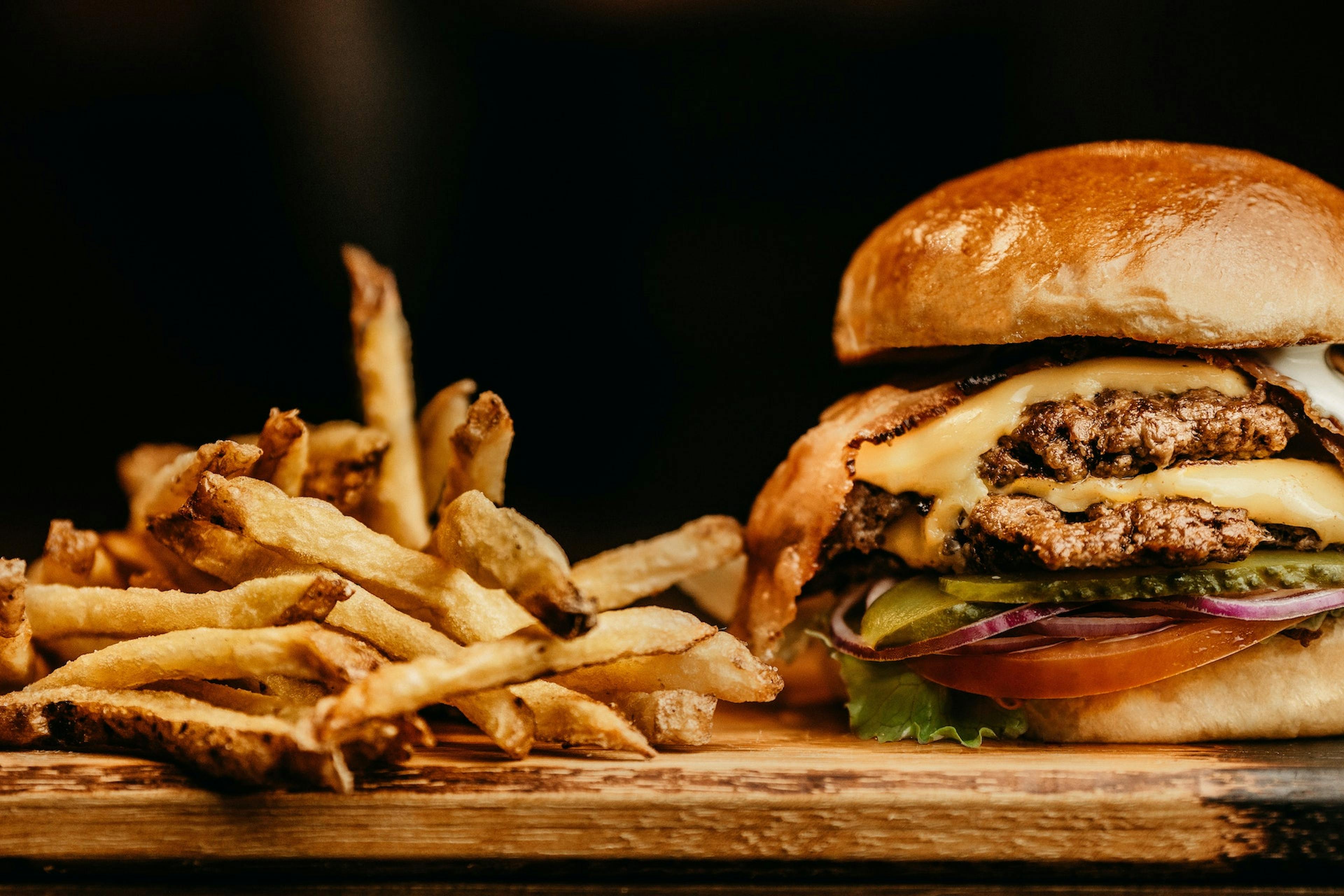 Burger und Pommes