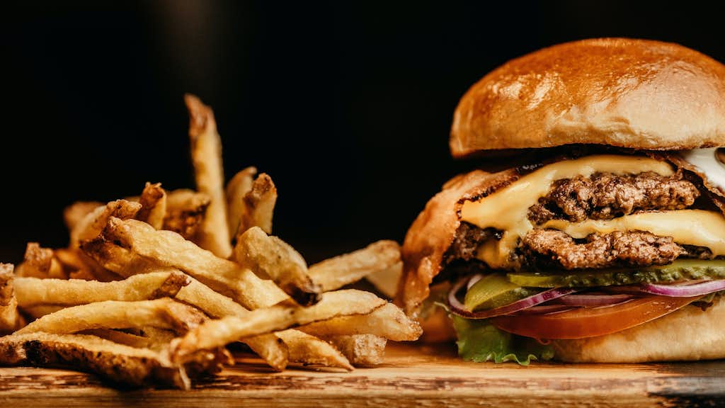 Burger und Pommes