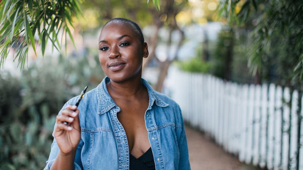 Eine Frau beim vapen.