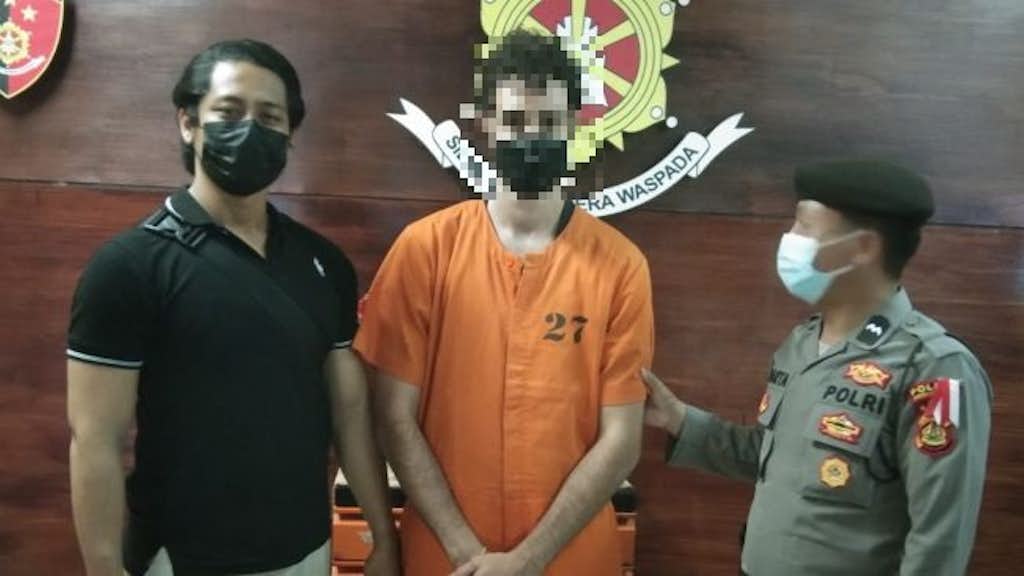Ein auslĂ€ndischer Tourist wird in Bali wegen Drogenbesitzes verhaftet (Symbolfoto, 2022). Die indonesische Polizei kennt bei Drogen kaum Pardon â auch Touristen können fĂŒr ein paar Gramm Cannabis jahrelang hinter Gitter kommen.