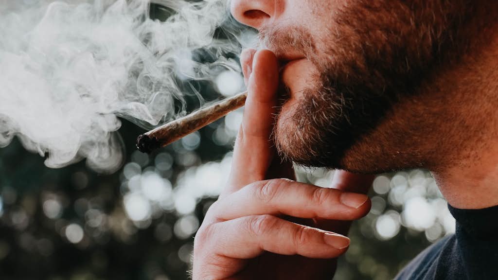 Mann raucht einen Joint