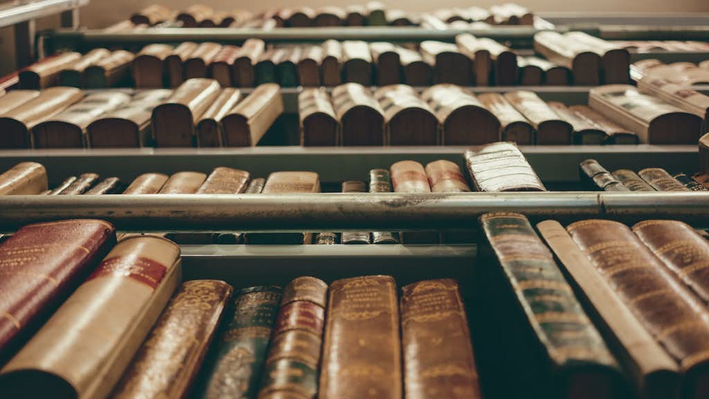 Alte Bücher in einem Regal