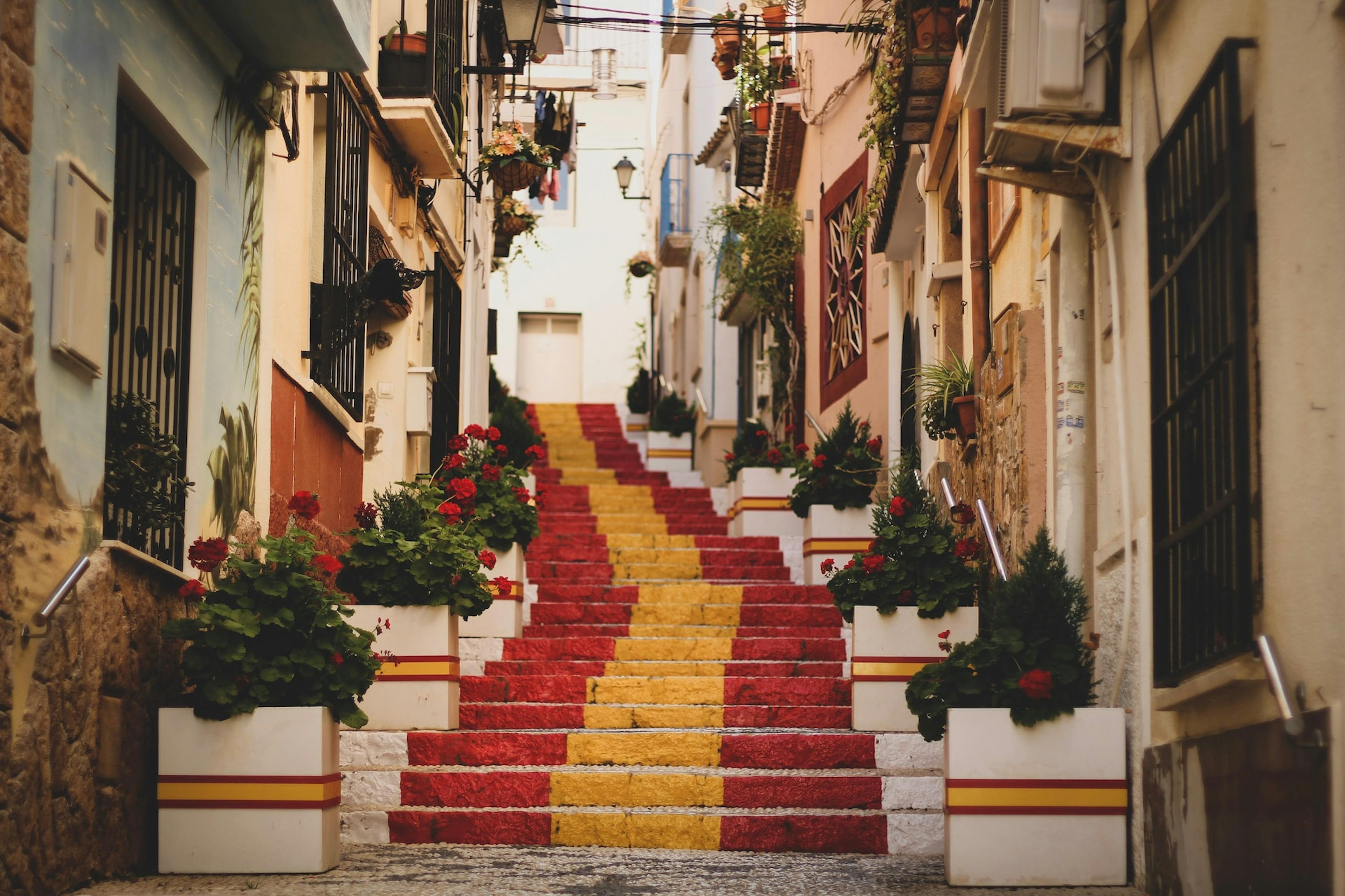 Eine Treppe in einer Stadt in Spanien, in der Farben der spanischen Flagge.