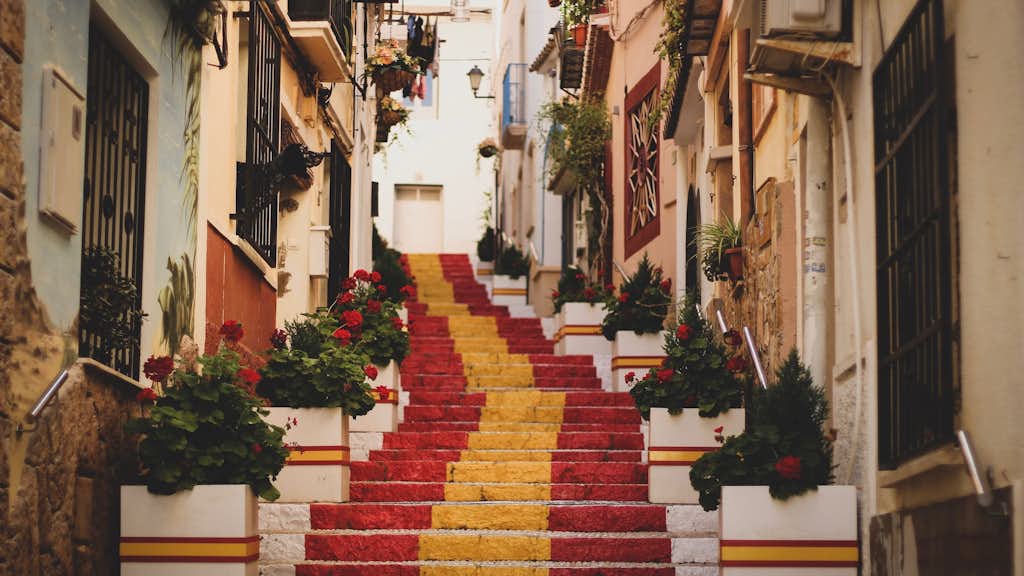 Eine Treppe in einer Stadt in Spanien, in der Farben der spanischen Flagge.