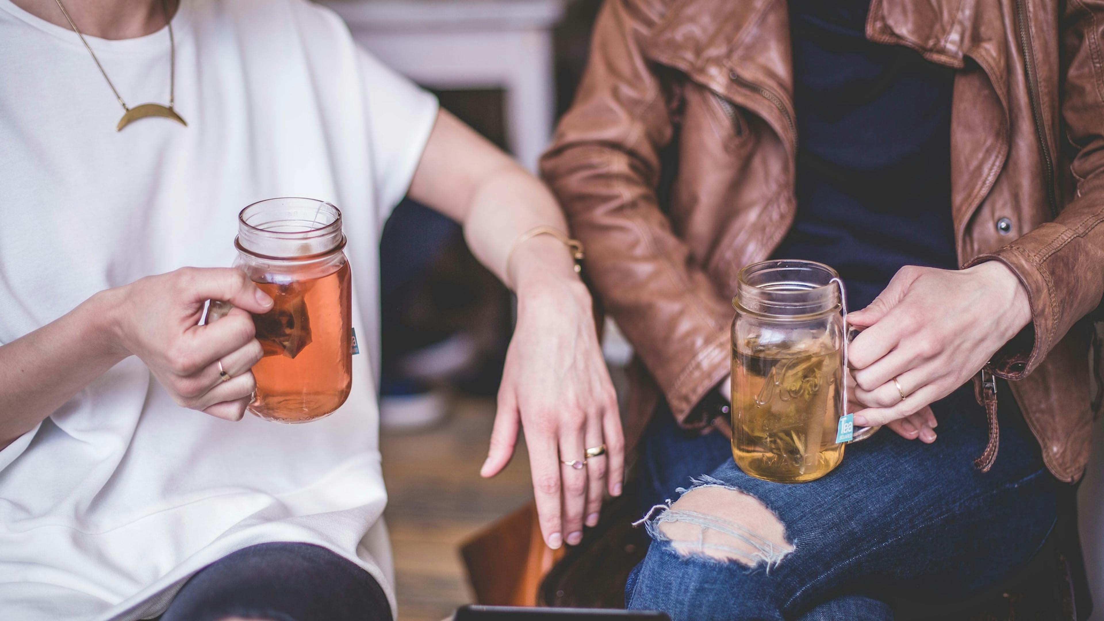 Zwei Frauen trinken Tee