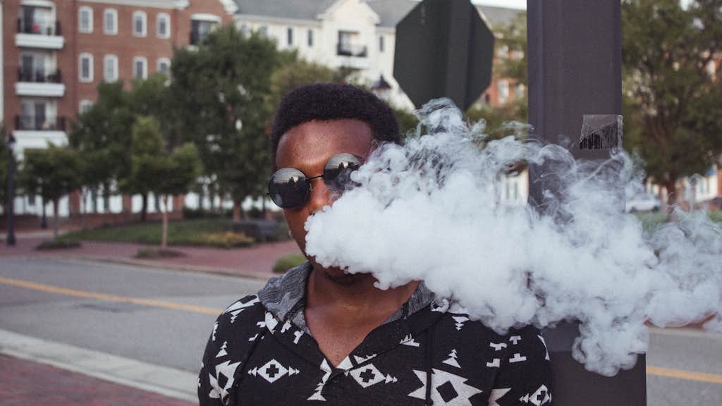 Ein Mann vaped auf der Straße