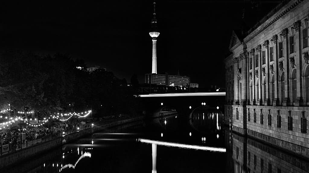 Fernsehturm in schwarz und weiss