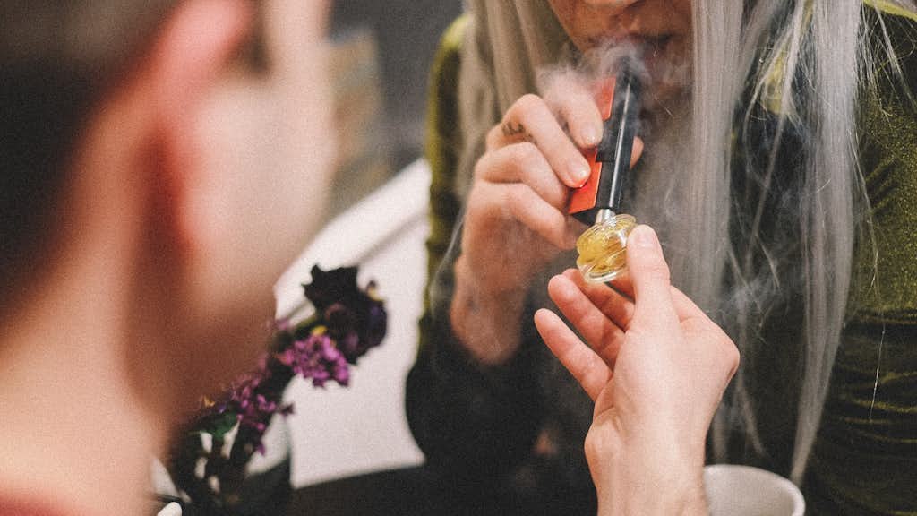 Frau raucht Cannabiskonzentrat