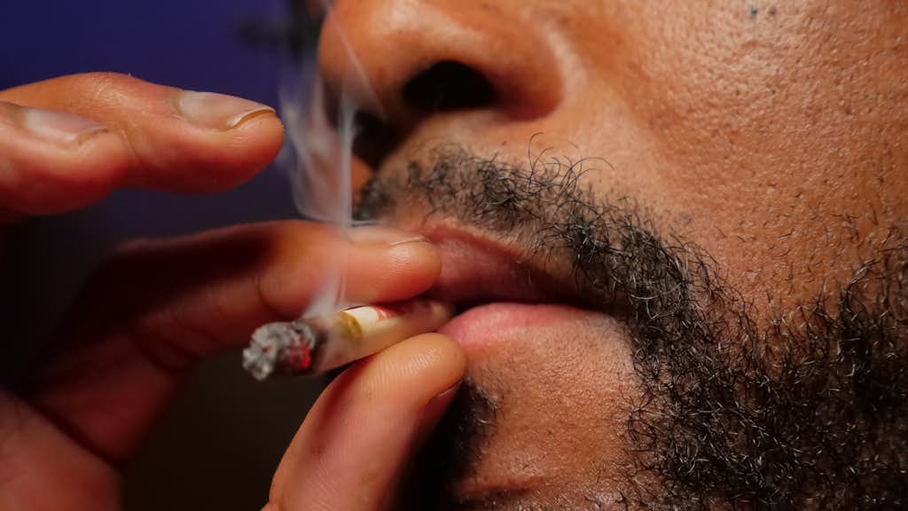 Ein Mann raucht einen Spliff