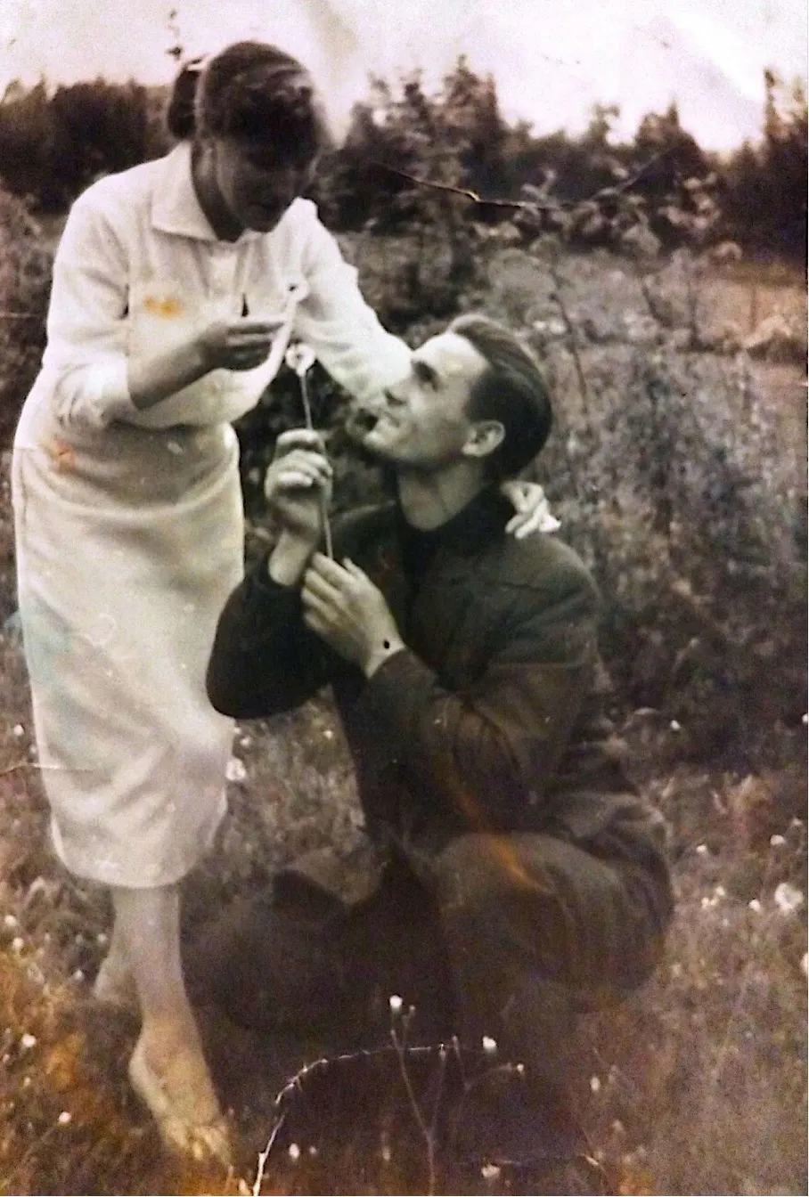 Ljubav na Banfici 1957. godine; snimljeno u Ulici Stjepana Glavača, nekadašnjoj Ulici Stjepana Bubanića (iz albuma Štefanije i Ivana Novaka)