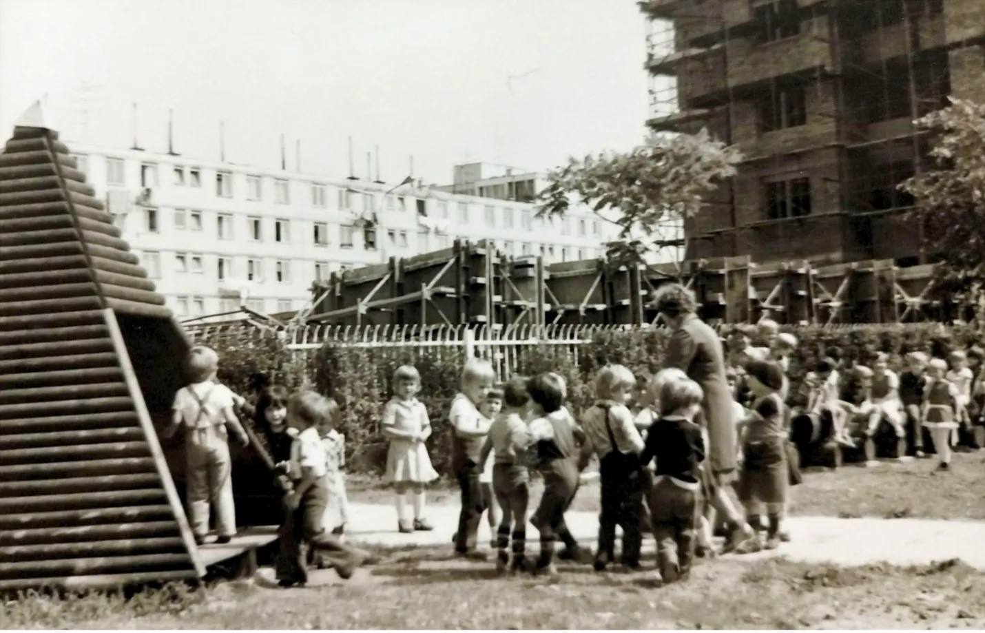 Djeca u Dječjem vrtiću i zgrada u izgradnji u Koprivničkoj ulici 1977. (iz albuma Ivane Dolenec)