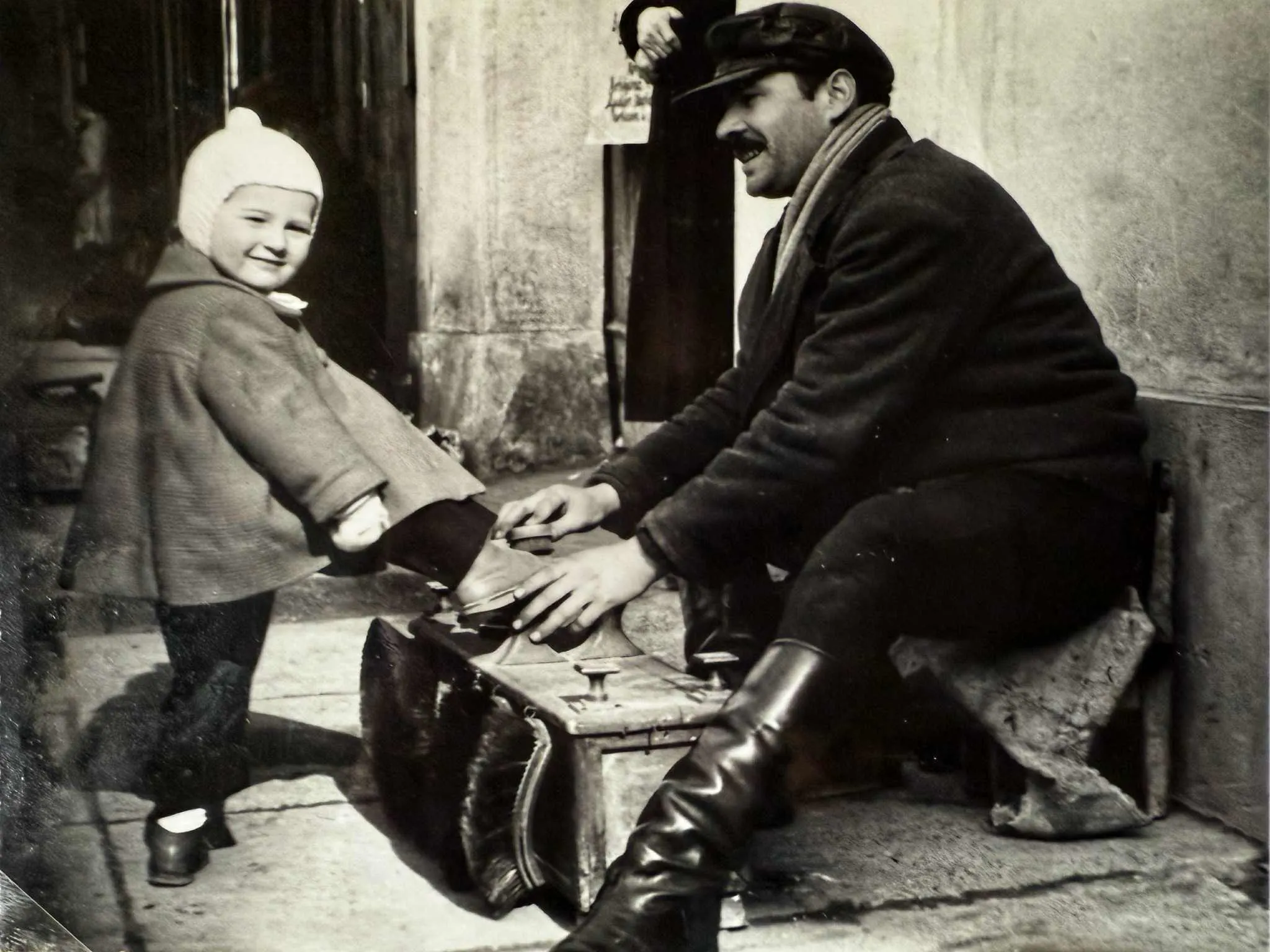 Wanda Tudja i čistač cipela na Korzu 1958.