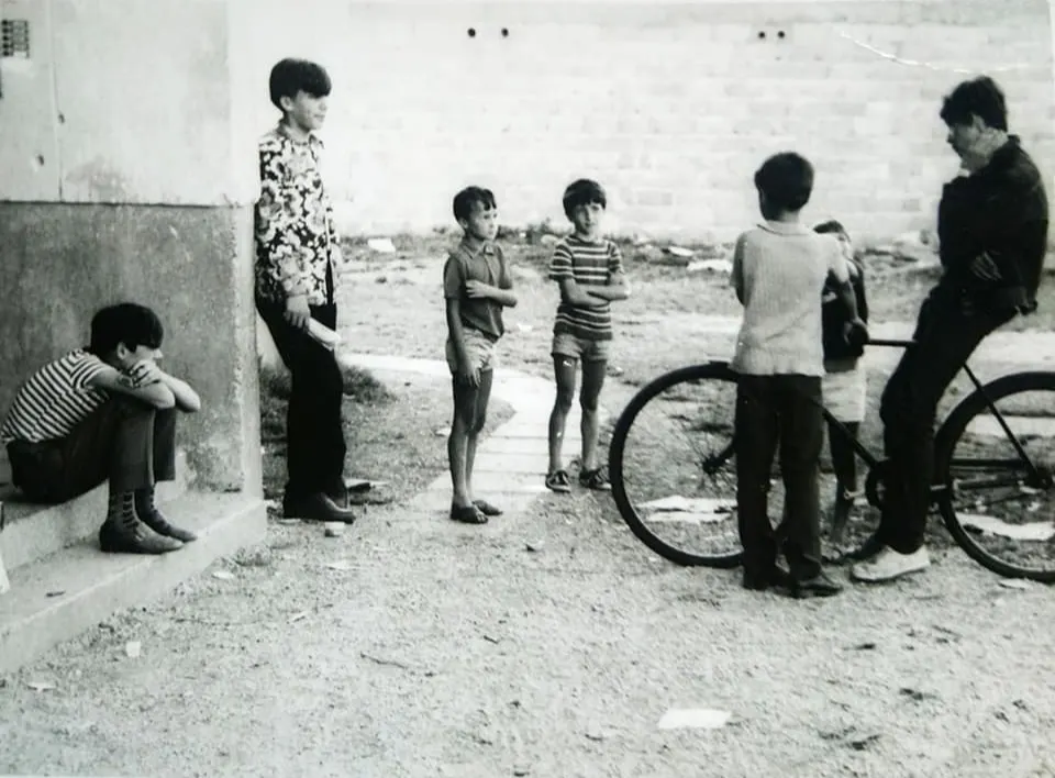 Ispred zgrade u Đureku šezdesetih (iz albuma Anislave Kaniški)