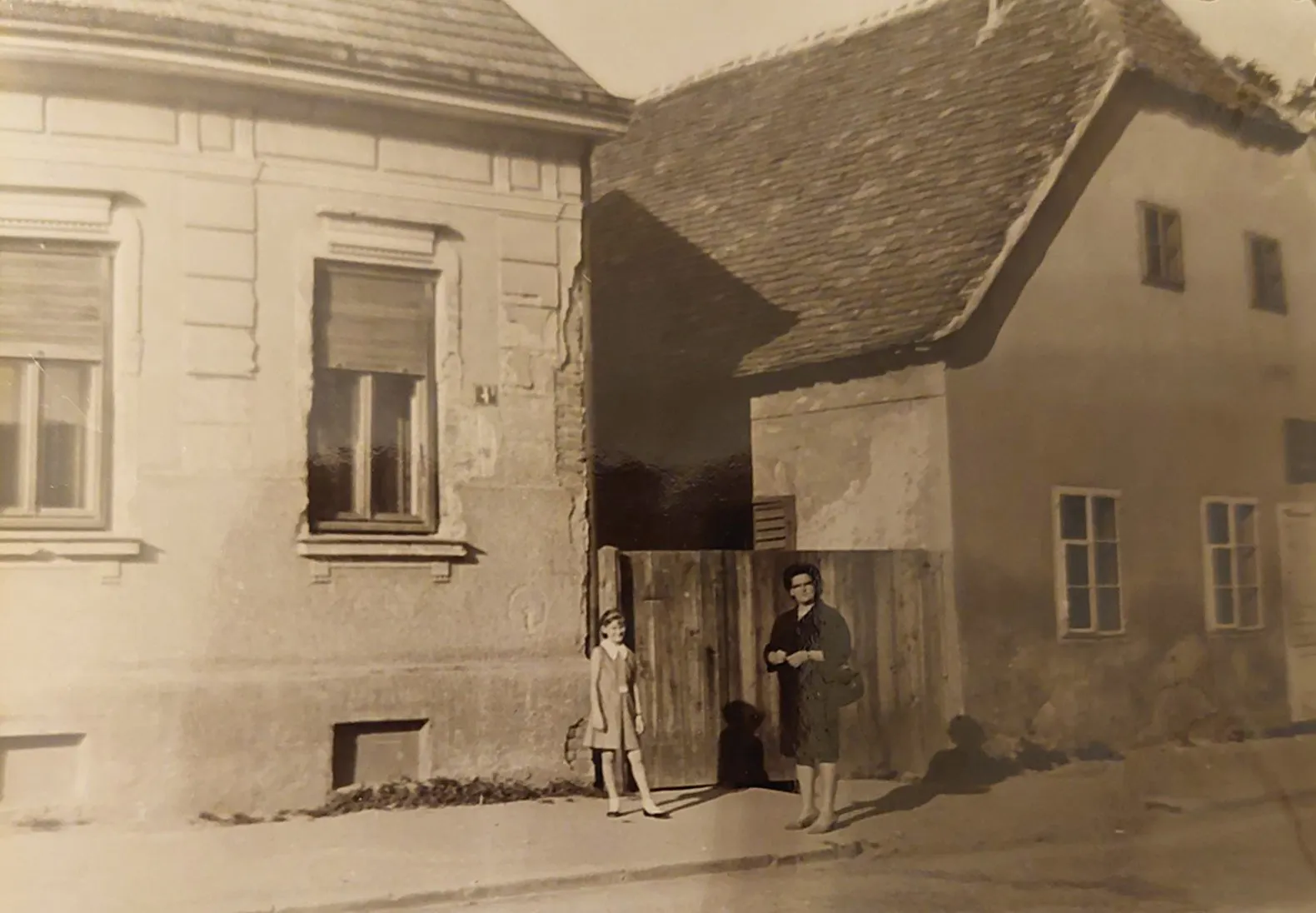 Jovanka Romanić s majkom Anicom 1960-ih (iz obiteljskog albuma)