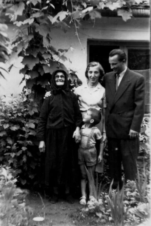 Željko Trstenjak s roditeljima i gđom. Franciskom u Filićevoj 76