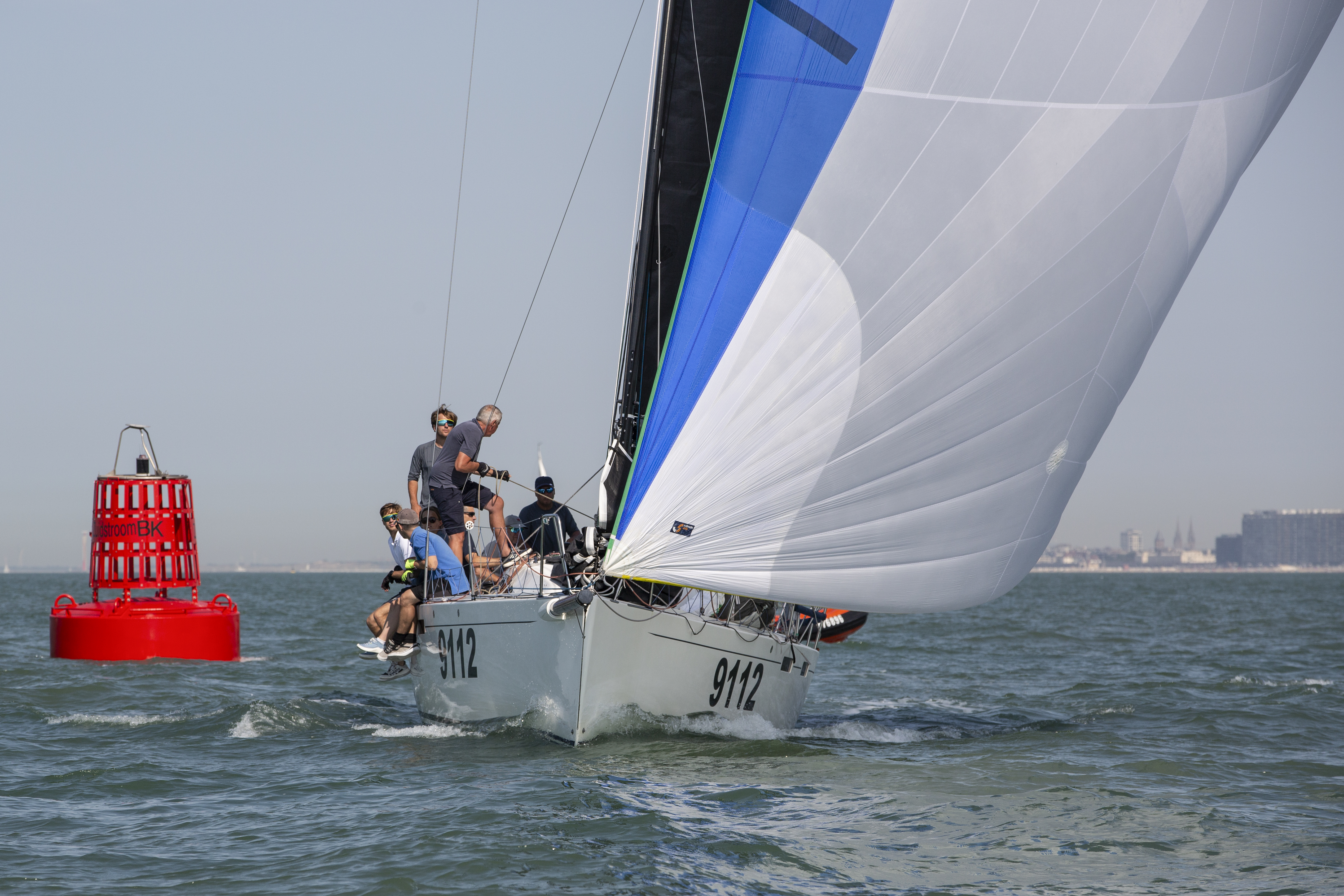 Zeilboten aan de start van de Open Belgian Sailing Week 2026 voor de kust van Nieuwpoort