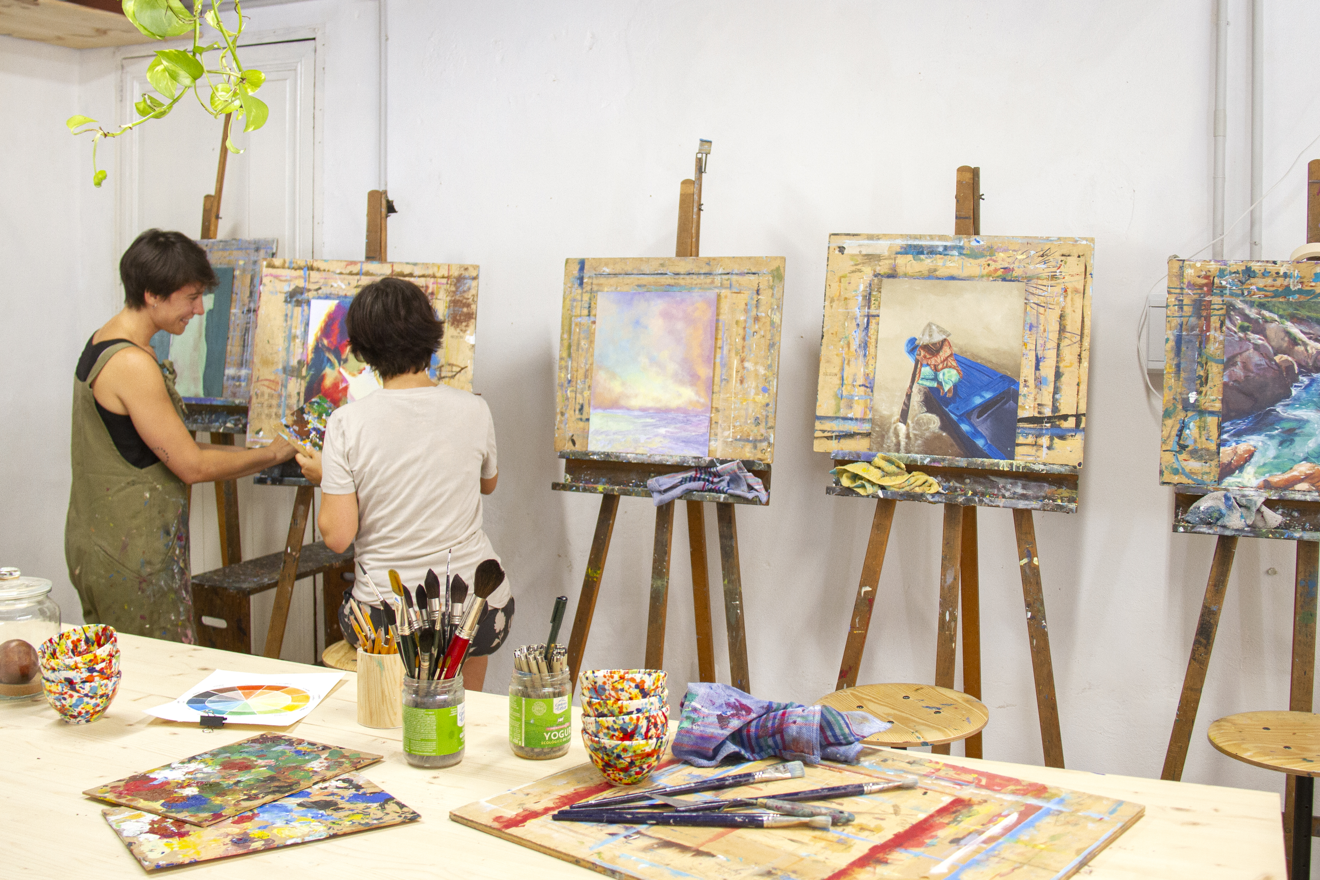 profesora de pintura con su alumna