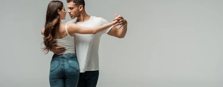 pareja practicando bailes de salón