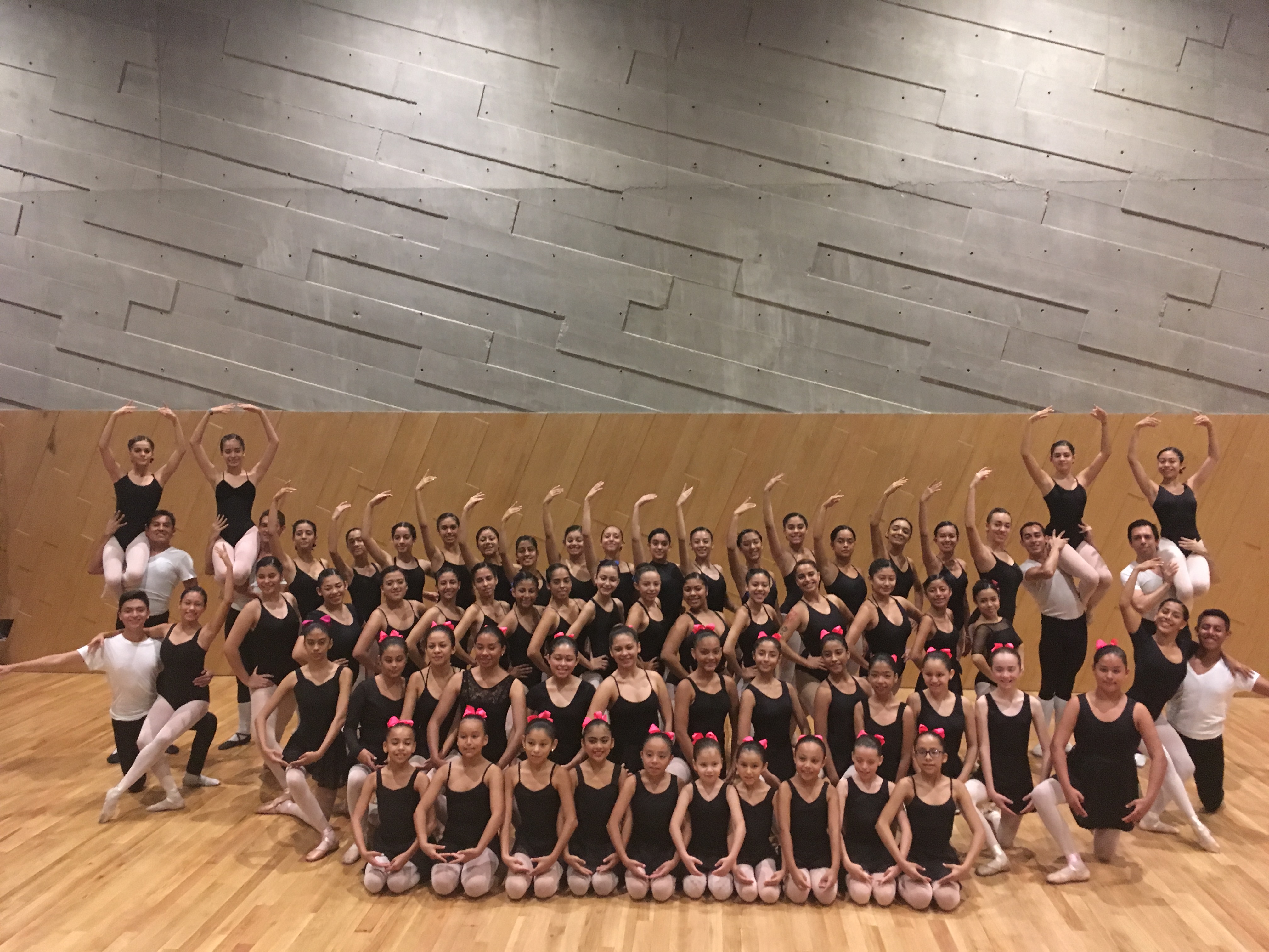 grupo de alumnas de ballet de cátedra cubana