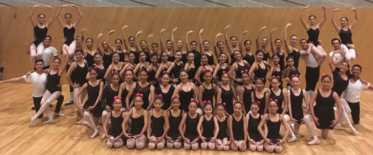 grupo de alumnas de ballet de cátedra cubana