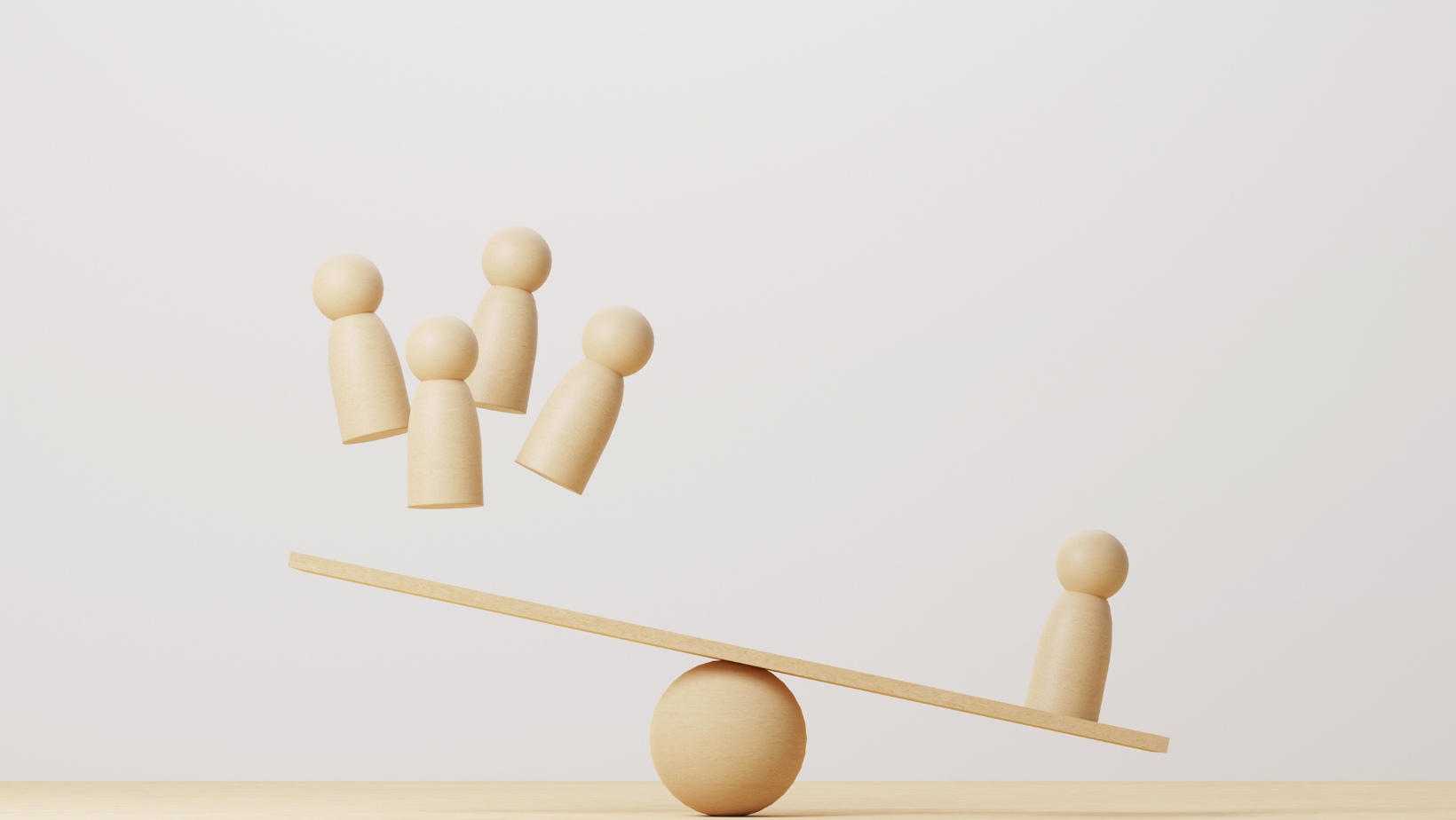 piezas de madera sobre un balancín de madera.