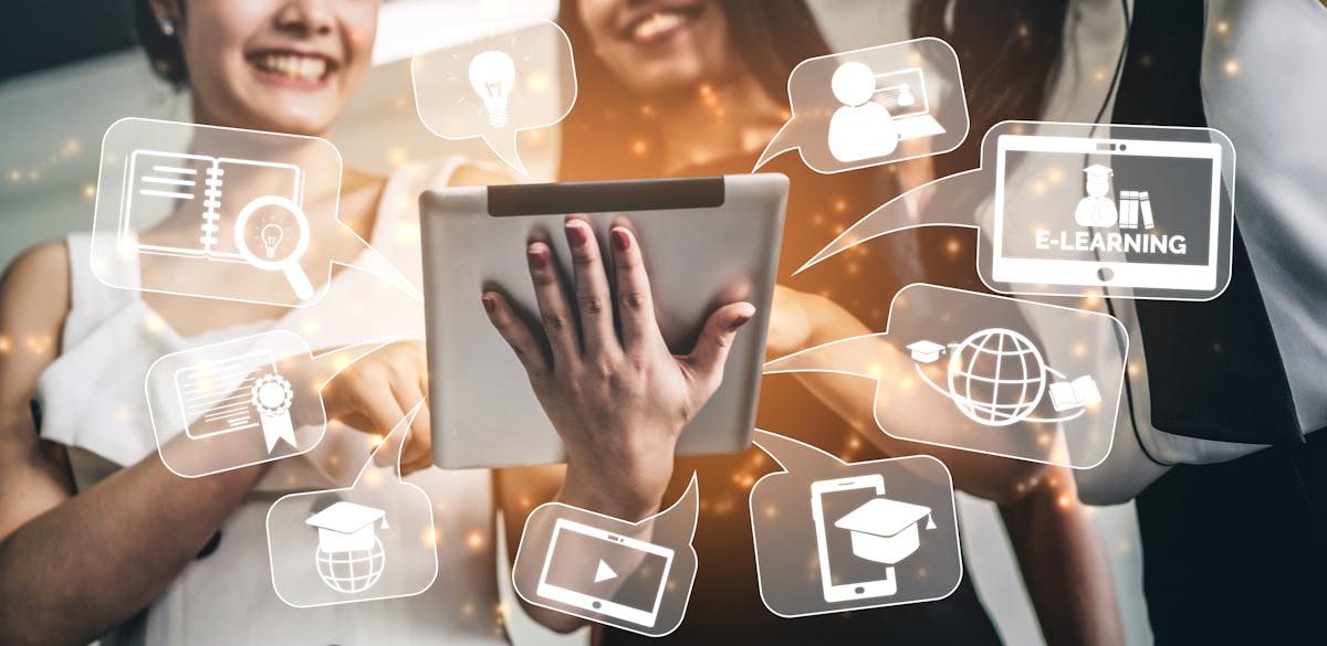 adolescentes utilizando una tablet para e-learning
