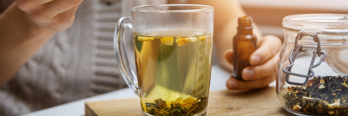 Una infusión con hierbas naturales