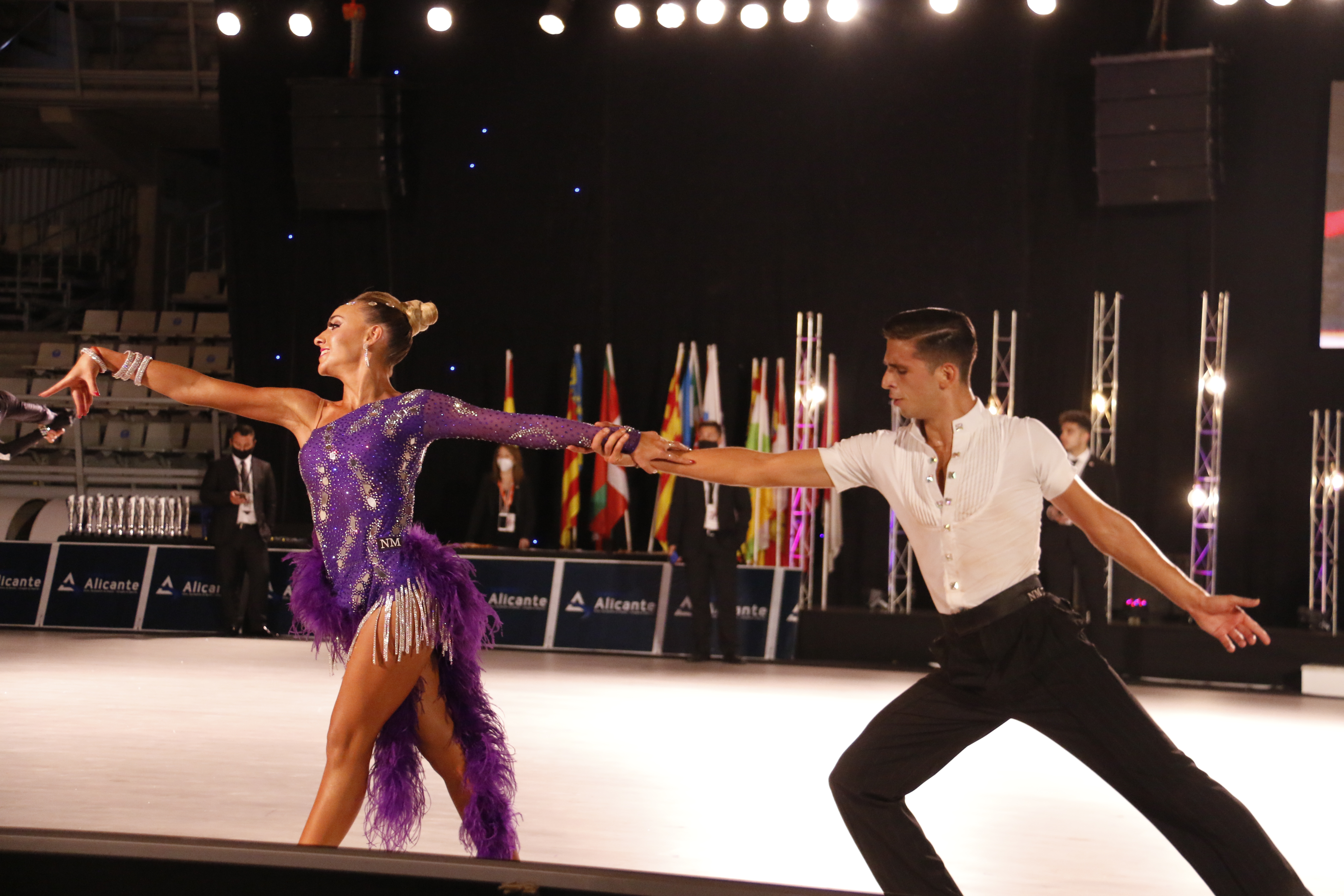 pareja de pas a pas en competición de baile