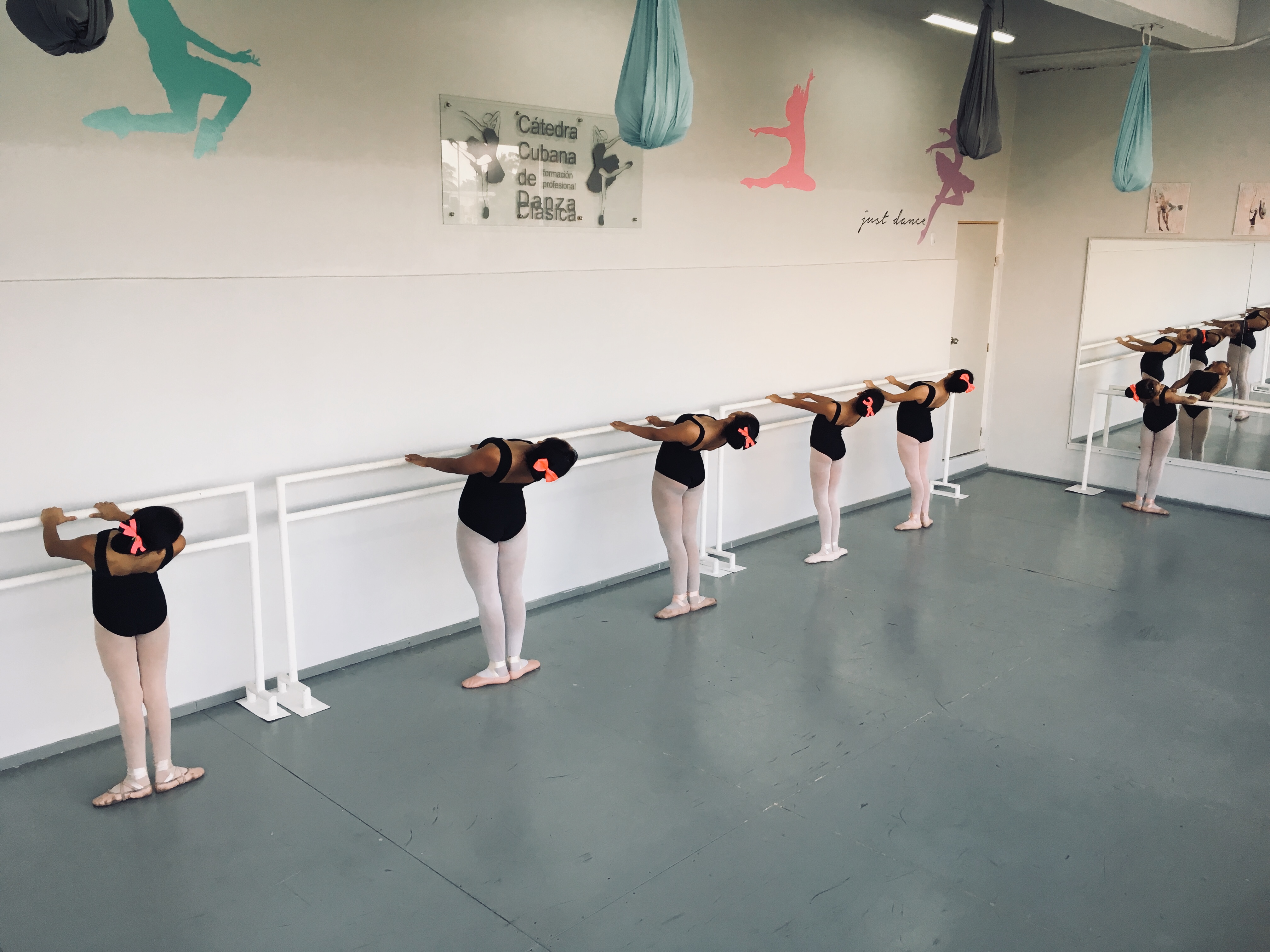 alumnas de cátedra cubana en clase de balllet